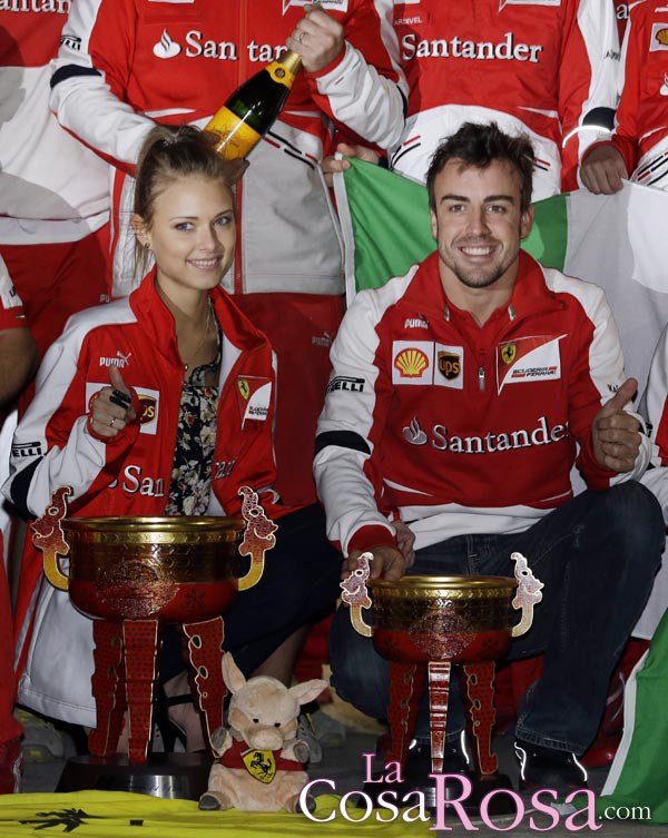 Fernando Alonso celebra junto a Dasha Kapustina su victoria en Shanghái