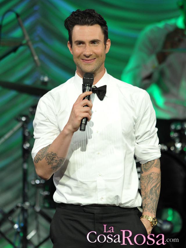 Adam Levine sale con otra modelo, Nina Adgal