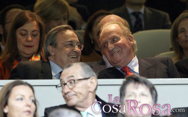 El Rey Juan Carlos se deja ver en el Santiago Bernabéu