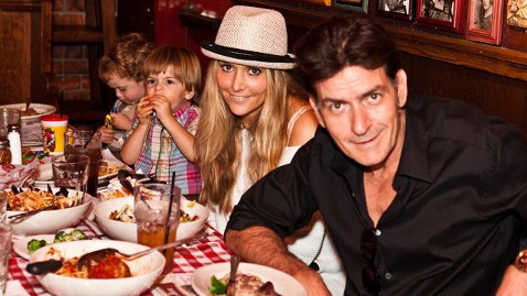 Charlie Sheen, contento porque sus gemelos están con Denise Richards