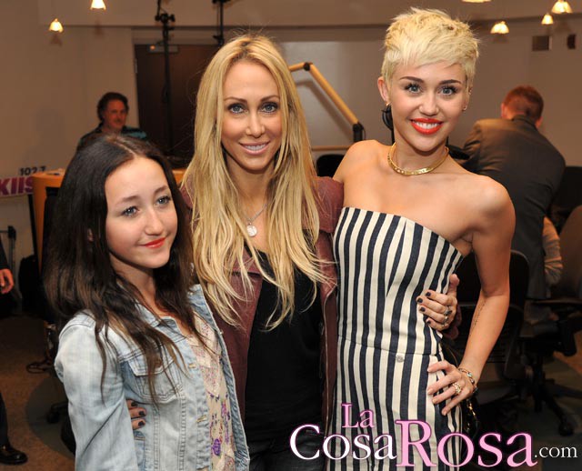 A Miley Cyrus le preocupa su hermana Noah tras el divorcio de sus padres
