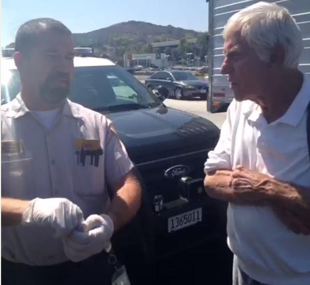 Dick Van Dyke, protagonista de Mary Poppins, rescatado de un coche en llamas en Los Ángeles