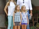 Los Príncipes de Asturias y sus hijas posan como una familia feliz en Mallorca