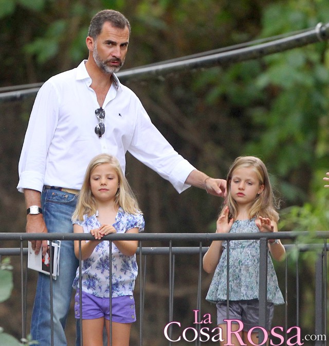 El príncipe Felipe se queda solo en Mallorca con sus hijas