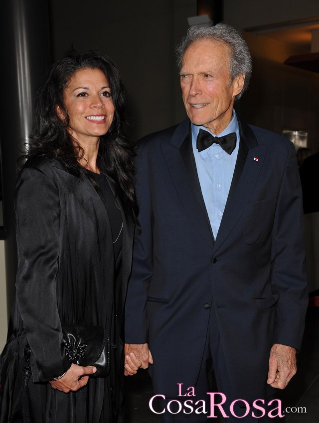 La esposa de Clint Eastwood, Dina, firma los papeles de su divorcio
