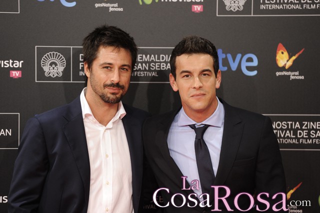 Hugo Silva y Mario Casas triunfan a su llegada al Festival de San Sebastián