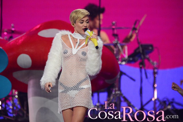 Miley Cyrus se emociona al cantar «Wrecking ball» en Las Vegas