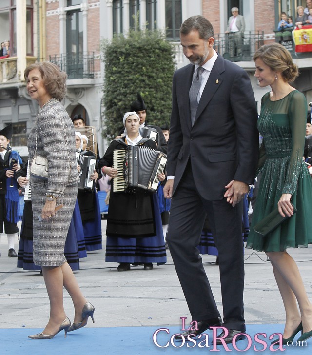 Felipe de Borbón y Letizia Ortiz, de la mano en los premios Príncipe de Asturias 2013