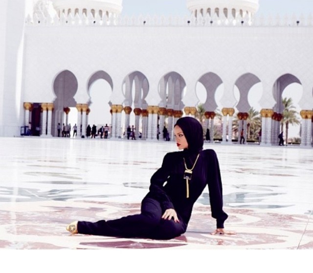 Rihanna es expulsada de una mezquita en Abu Dabi