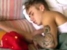 Justin Bieber es grabado durmiendo por una chica brasileña