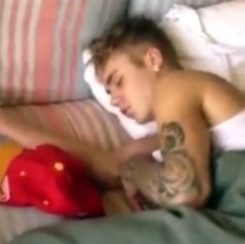 Justin Bieber es grabado durmiendo por una chica brasileña