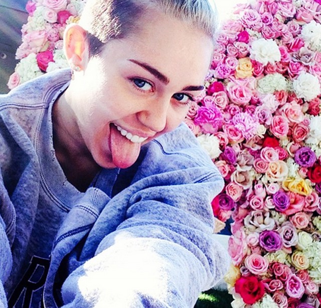 A Miley Cyrus le regalan una moto por su 21 cumpleaños