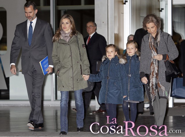 La Reina, la Infanta Cristina y los Príncipes de Asturias visitan al Rey en la Clínica Quirón