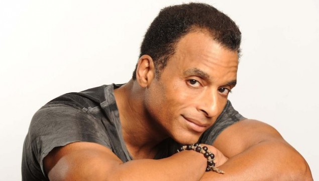 Jon Secada es demandado por su asistenta