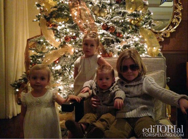 Tori Spelling se centra en su familia y no en los rumores de infidelidad