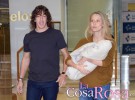 Carles Puyol y Vanesa Lorenzo presentan a su hija Manuela