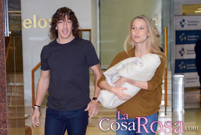 Carles Puyol y Vanesa Lorenzo presentan a su hija Manuela