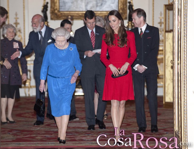 Isabel II y Kate Middleton, juntas en una recepción a artistas en Buckingham Palace