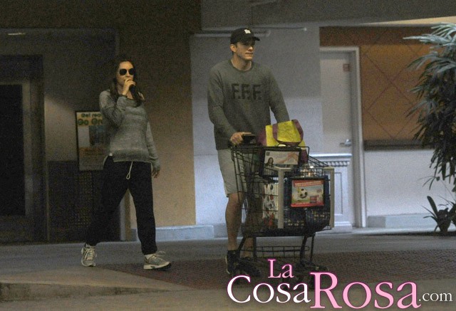 Mila Kunis y Ashton Kutcher esperan su primer hijo