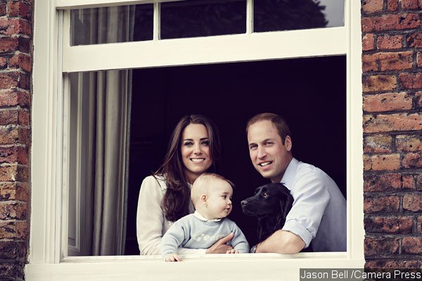 El príncipe George posa en una foto de familia con sus padres y su perro