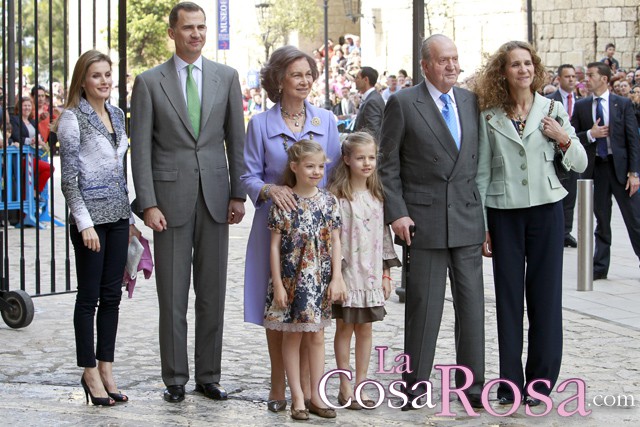 Los Reyes, los príncipes de Asturias y la infanta Elena acuden a la misa de Pascua de Palma