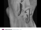 Alberto Isla se tatúa en el pie las iniciales de Isabel Pantoja Jr.