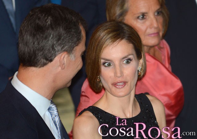 La reina Letizia cambia de look en su primera visita oficial