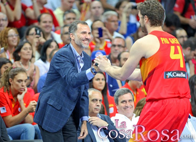 Felipe VI apoya a la selección nacional de baloncesto