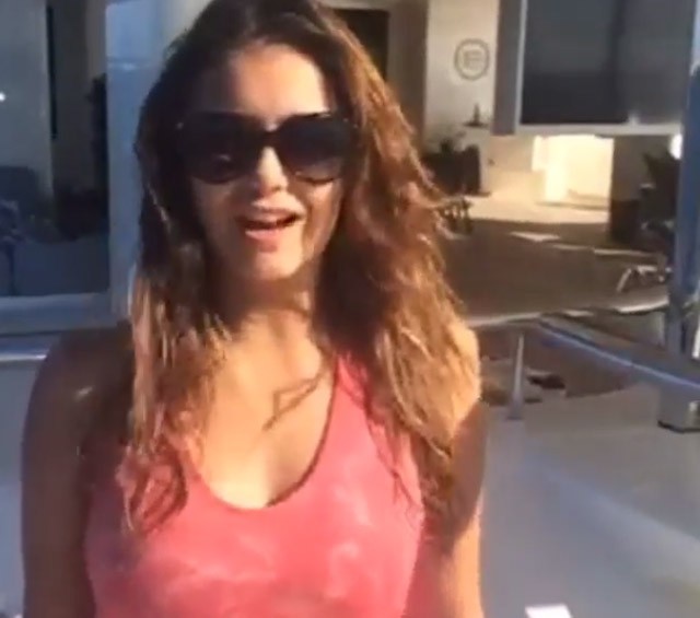 Nina Dobrev (The vampire diaries) disfruta de sus vacaciones con Alexander Ludwig en Ibiza