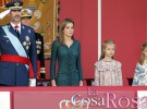 Felipe VI preside su primer desfile de las Fuerzas Armadas junto a su esposa y sus hijas