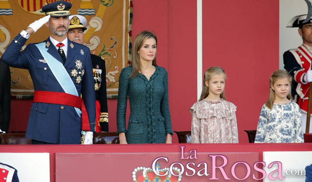 Felipe VI preside su primer desfile de las Fuerzas Armadas junto a su esposa y sus hijas