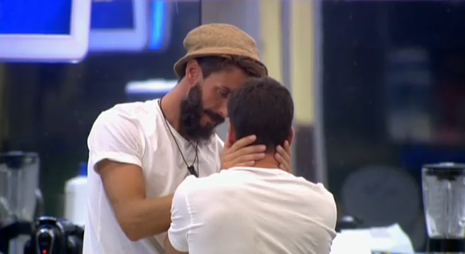 Yoli y Jonathan (Gran Hermano 15) acercamiento en el almacén con remordimientos