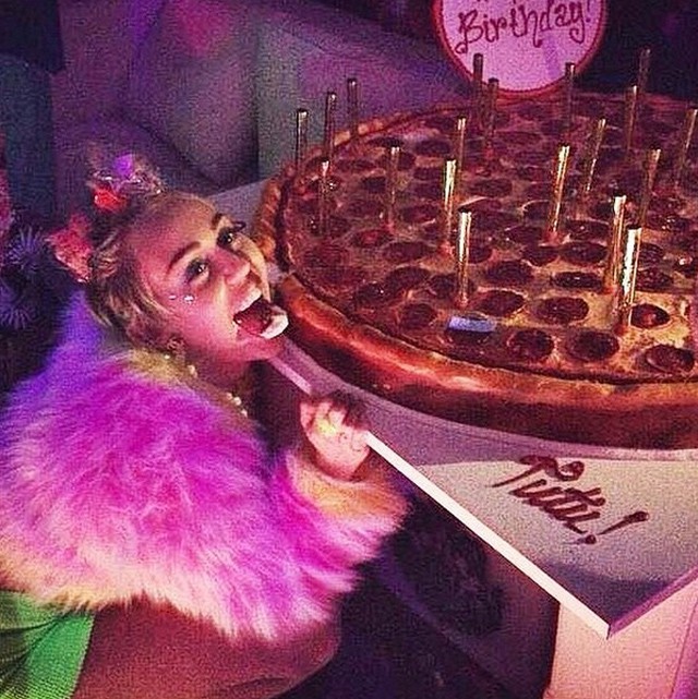 Miley Cyrus celebra su 22 cumpleaños con su novio Patrick  Schwarzenegger