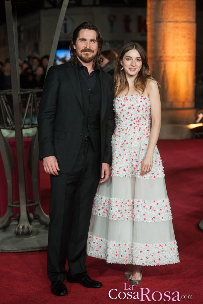 María Valverde radiante junto a Christian Bale en el preestreno de Exodus en Londres