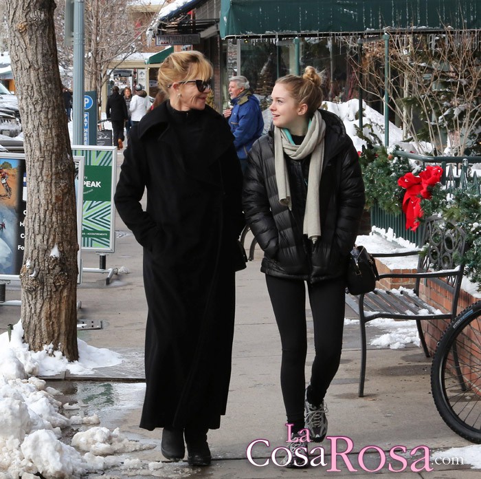 Melanie Griffith pasa la Navidad en Aspen junto a su hija Stella del Carmen