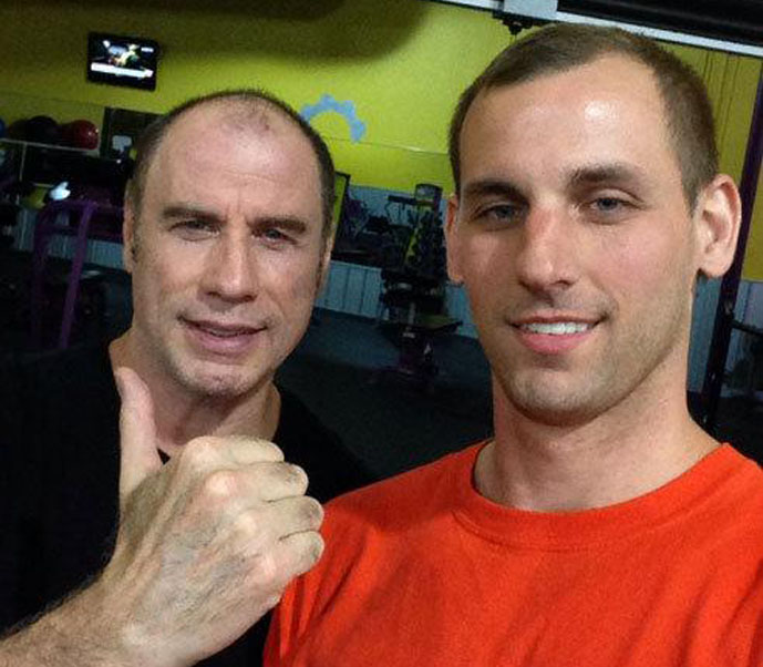 John Travolta muestra su calvicie sin pudor en un gimnasio