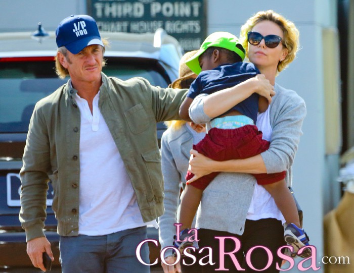 Sean Penn quiere adoptar al hijo de Charlize Theron