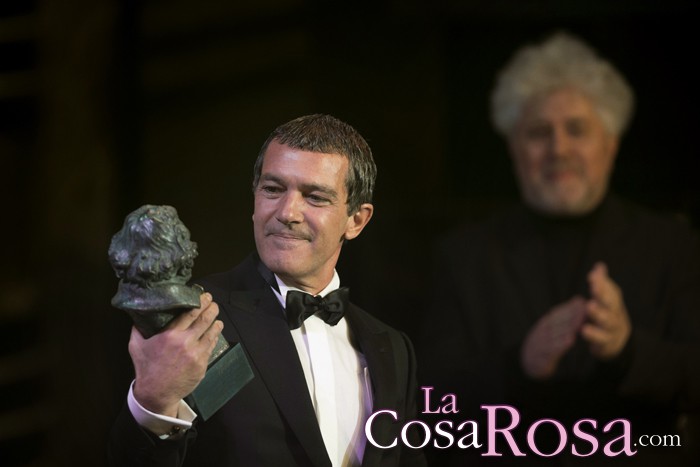 Antonio Banderas se emociona recogiendo su Goya de honor