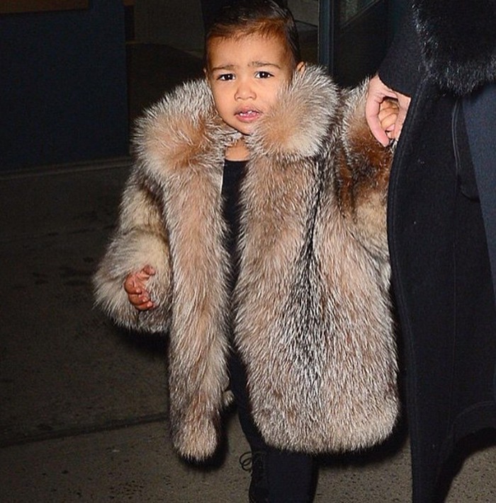 Kim Kardashian es criticada por vestir a North con pieles