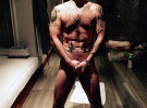 Robbie Williams posa desnudo para celebrar su 41 cumpleaños