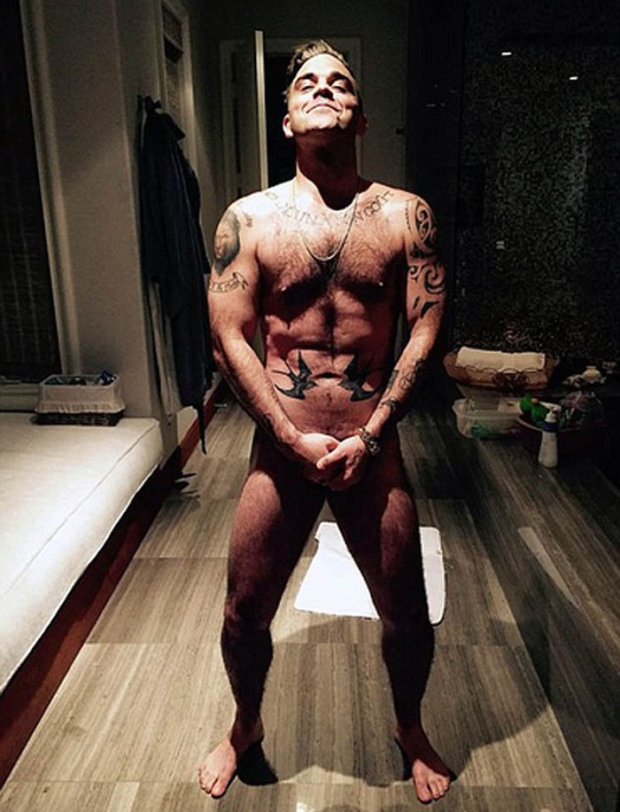 Robbie Williams posa desnudo para celebrar su 41 cumpleaños