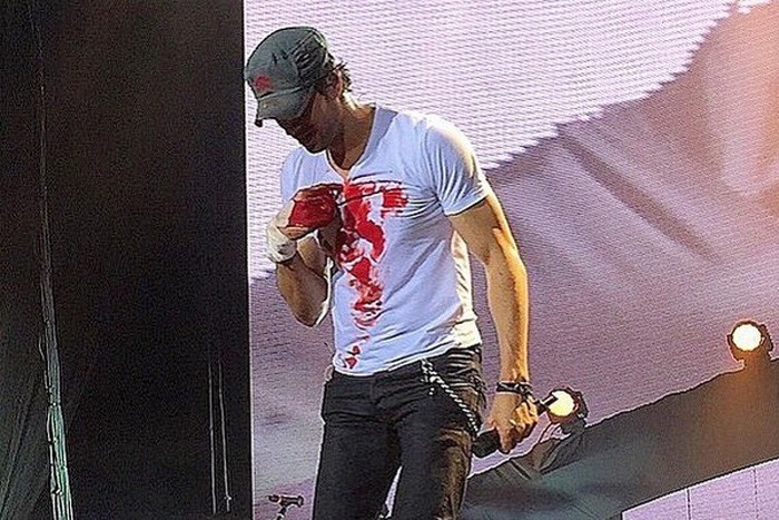 Enrique Iglesias resulta herido por un dron en un concierto en México