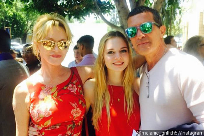 Melanie Griffith y Antonio Banderas juntos en la graduación de Stella del Carmen