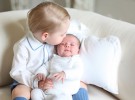 La Princesa Charlotte posa junto a su hermano el príncipe George