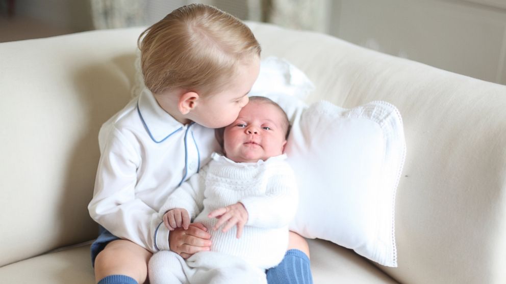 La Princesa Charlotte posa junto a su hermano el príncipe George