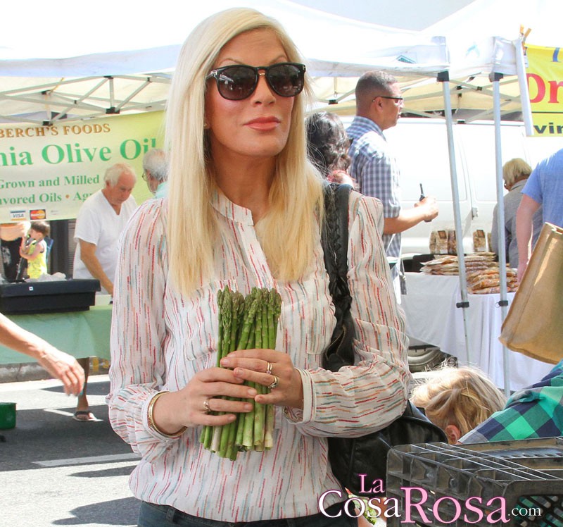 Tori Spelling demanda al restaurante donde se quemó un brazo