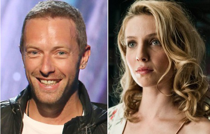 Chris Martin besa a Annabelle Wallis en París