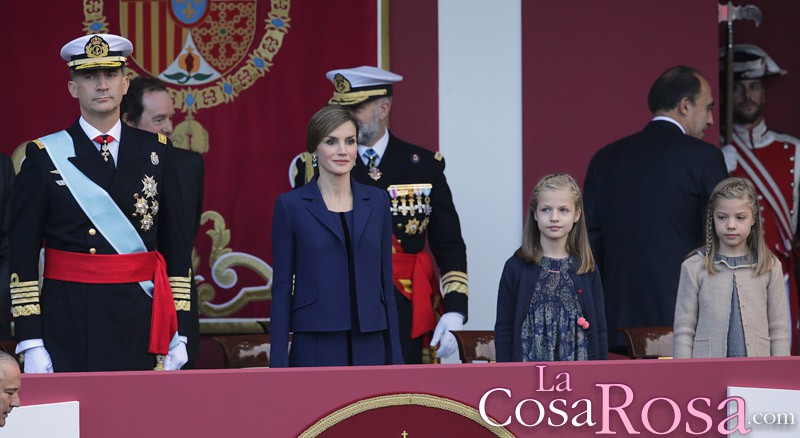 El Rey preside el desfile del Día de la Hispanidad junto a la Reina y sus hijas