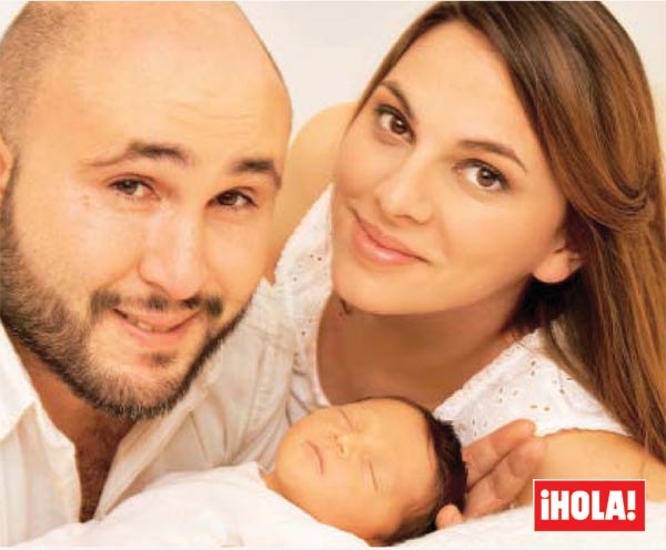 Kiko Rivera e Irene Rosales posan con su hija para la portada de ¡Hola!