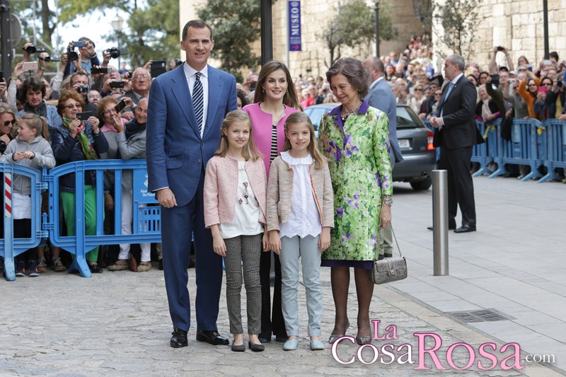 Los Reyes, sus hijas y la Reina emérita acuden a la Misa de Pascua en Palma